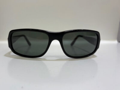 Schwarze Sonnenbrille auf weißen Hintergrund