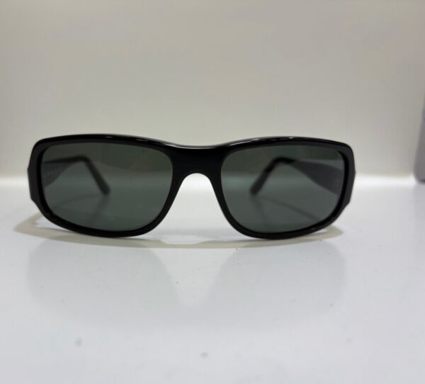 Schwarze Sonnenbrille auf weißen Hintergrund